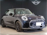 MINIのフロントグリルのデザインはイギリスで生まれた当初から、シルバーのサイドバーが折り重なった伝統的なデザインで御座います。その伝統はBMWのお車になってからでも少しずつ形を変えて守られております