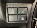 Hondaセンシング用の、VSA(ABS+TCS+横滑り抑制)解除と路外逸脱抑制機能のオンオフスイッチなどはハンドルの右側に装備しています。