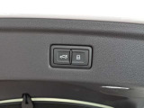 両手がふさがるほどの荷物があるとき、とても便利なオートマチックテールゲートが装備されております。