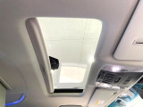 【サンルーフ】開放感たっぷりの希少装備、サンルーフが装着されています!車内に明かりを取り入れたり景色を楽しむ以外にも、車内の空気も簡単に換気できて快適です!