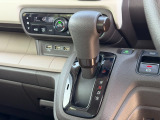 インパネシフトなので視線の移動が少なく足元もすっきりです。