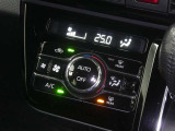 【オートエアコン】車内温度を感知して自動で温度調整をしてくれるのでいつでも快適な車内空間を創り上げます!どの席に座っても快適なドライブが楽しめます♪