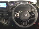 【ハンドル】運転にかかわる様々な操作を安全に行えるように視点移動が少なく操作性に配慮されたスイッチ類が凝縮されたコックピットです。