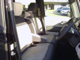 フロントシートはベンチシートタイプ♪ センターには格納式アームレストも付いています!!室内空間は広々で移動も楽々です♪狭い駐車空間など助手席ドアから出たい時にも大変便利ですよ♪