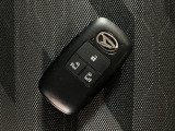 スマートキーを装備しています☆カギをカバンやポケットに入れて頂いた状態でドアロックの開閉やエンジンスタートをして頂けますよ!とても便利な装備です!