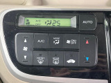 【オートエアコン】一度お好みの温度に設定すれば、車内の温度を検知し風量や温度を自動で調整。暑い&hellip;寒い&hellip;と何度もスイッチ操作をする必要はありません。快適な車内空間には必須の機能ですね♪