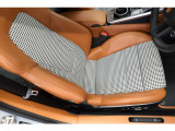 千鳥格子柄の上質な生地を採用。細部までこだわったデザインと質感が、クラシックな趣と洗練された車内空間を演出し、優雅なドライブを彩ります。