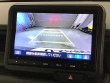 リバースギアに入れるだけで後方の表示へ切り替わります。夜間や雨の日の駐車も楽になりますよ。