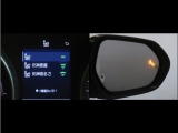 隣車線を走る車両をレーダーで検知し、ドアミラーでは確認しにくい後側方エリアに存在する車両に加え、急接近してくる車両も検知します。車両を検知するとドアミラーに搭載されたLEDインジケーターが点灯します。