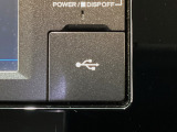 【USBポート】USBポートも装備されています♪スマートフォンのオーディオに連携も可能です。今や欠かせない装備の一つです!