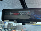 インテリジェントルームミラーが付いております。バックドアについてますカメラと連動して、後方の映像がルームミラーに映ります。