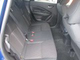 リアシートです!汚れや破れも無く良好です♪後部座席は大人の人でも足元ゆったりしております♪