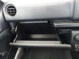 グローブボックスもしっかりとした容量があります。車検証などの収納に便利です。