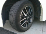 純正アルミホイールを装備しております。
