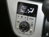 【オートエアコン】車内温度を感知して自動で温度調整をしてくれるのでいつでも快適な車内空間を創り上げます!どの席に座っても快適なドライブが楽しめます♪