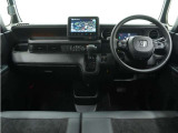視界広々で非常に運転しやすくロングドライブでも疲れを感じさせないすっきりとまとまったインパネ周りです。