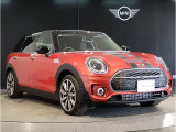 MINIのフロントグリルのデザインはイギリスで生まれた当初から、シルバーのサイドバーが折り重なった伝統的なデザインで御座います。その伝統はBMWのお車になってからでも少しずつ形を変えて守られております