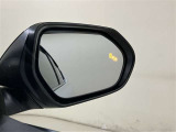 ウインカーミラーにはBSM(ブラインドスポットモニター)を搭載。隣を走る車両が死角に入るとLEDインジケーターを点灯。また、ウィンカーを出すとインジケーターも光って点滅!注意を促してくれます。