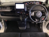 車内は光触媒抗菌消臭施工済です。スタイリッシュなデザインでスポーティなインパネ周りを演出します。グローブボックスやカップホルダーのほかにトレーなどたくさんの収納スペースが付いています。