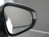 【ブラインドスポットモニター】隣の車線を走る車両をレーダーで検知し、ドアミラーでは確認しにくい後側方エリアに存在する車両を検知すると、ドアミラーに搭載されたLEDインジケーターが点灯します。