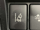 レーンディパーチャーアラート付です。ウインカーを出さずに車線を逸脱しようとすると、ブザーとディスプレイで注意喚起し、ステアリング制御が作動しドライバーに車線逸脱防止を促してくれます。