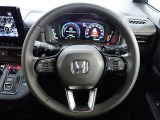 ハンドル左側にはオーディオ操作が出来るオーディオリモートコントロールスイッチ、右側にはHonda SENSINGとオートクルーズコントロールのスイッチを装備!