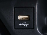 BlueTooth USB等外部オーディオと連携する事により車内で音楽を聴く事が出来ます。