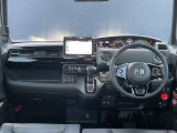 運転席周りになります。内装色はブラックです。