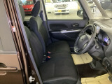 【ベンチシート】運転席と助手席の移動もスムーズ!狭い駐車場での乗り降りや、お子様の乗り降りにも便利です。座席の間にコンソールボックスやドリンクホルダーがないため、車内空間が広く感じます。