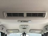 リアシーリングファンからの送風により車内の空気を循環させ、エアコンの効きにくいハイルーフの車内を快適空間に出来るのも喜ばれるポイントの一つで。