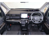 操作性に優れた運転席となります!小物入れや各ボタンの配置にこだわり、使いやすいです!座り心地もよく視認性も良好なのでロングドライブもお任せ下さい!