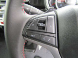 ハンドルにはオーディオの操作スイッチが搭載されています。運転中も目線を逸らさずに操作できるため、運転に集中することができて安全なのです♪