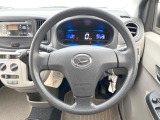 インテリアに合わせたデザインのステアリングは、運転される方のことも考え、運転しやすい形状、大きさです。是非一度、実際に触ってお確かめください。
