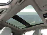 調光パノラマルーフを装備しております。