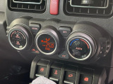【オートエアコン】一度お好みの温度に設定すれば、車内の温度を検知し風量や温度を自動で調整。暑い&hellip;寒い&hellip;と何度もスイッチ操作をする必要はありません。快適な車内空間には必須の機能ですね♪