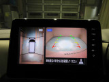 上から丸見え!アラウンドビューカメラです。お車の周りを写します。もちろん後退時には右画面に大きく表示します。