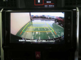 車両後方の映像を映すバックモニター。進路を確認しながら安全に車庫入れできます。