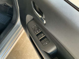 運転席のドアパネルで、パワーウィンドウやミラーの操作ができます!