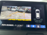 【リアカメラ】後方確認をサポートします。ギヤをR(リバース)に入れると、自動的にナビ画面が切り替わります。