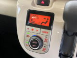 【オートエアコン】一度お好みの温度に設定すれば、車内の温度を検知し風量や温度を自動で調整。暑い&hellip;寒い&hellip;と何度もスイッチ操作をする必要はありません。快適な車内空間には必須の機能ですね♪