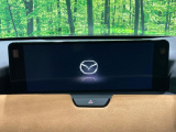 【12.3インチマツダコネクト】車内の雰囲気にマッチした大型ディスプレイ。スマホ接続でのナビ使用やBluetooth再生等、様々な機能が楽しめます。直感的なダイヤル操作が可能で、使い勝手も良好です。