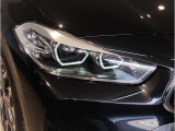 【LEDヘッドライト】先進のLEDテクノロジーを採用。放射される白色光の周波特性は太陽光に近く、バイキセノン・ヘッドライトを上回るコントラストで更に明るく輝きます!