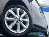 【純正アルミホイール】外観にマッチした純正アルミホイールを装着しております。各種社外アルミホイールや、スタッドレスタイヤも取扱いしております。是非ご相談ください♪