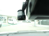 ドライブレコーダーは、車の運転中に前方の映像を記録する装置です。万が一の事故の際に、状況を記録して証拠として利用することができます。
