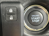 【キーレススタートシステム】カバンやポケットに入れたままでもドアの施錠・解錠が可能なスマートキーを装備。エンジンのオン・オフ時もカギを取り出す必要が無いからとっても便利です♪