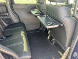 シートバックテーブル装備で、後席でのドライブも快適です