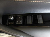 パワーウィンドウスイッチで運転席から全席の窓の開閉ができます。