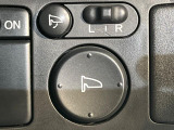 【電動格納ミラー】サイドミラーは電動格納式となっており、狭い駐車場でもキズがつくリスクを抑えられます。
