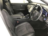 高いホールド性で運転姿勢が安定します。長距離ドライブでも疲れにくいのが魅力です。快適なドライビングライフをお送りください♪