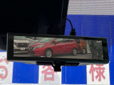 後席に同乗者がいる際の後方視界を確保するスマートルームミラーです。 もちろん電源オフ時には通常のルームミラーとして利用できます。